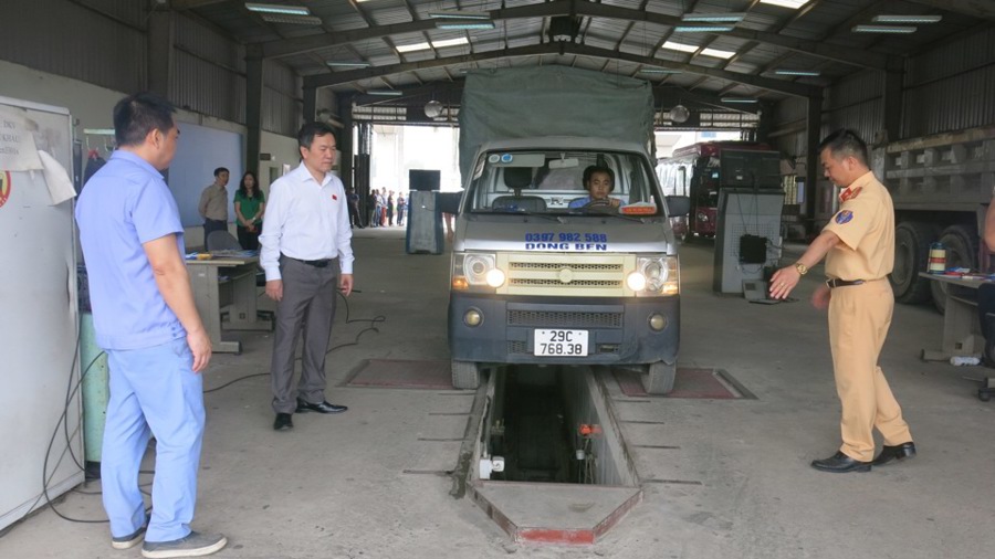  Đoàn giám sát của Ban Đô thị HĐND TP Hà Nội khảo sát tại Trung tâm đăng kiểm xe cơ giới Hà Nội 3301S về tình hình thực hiện pháp luật về bảo vệ môi trường không khí trên địa bàn TP tháng 3/2023.