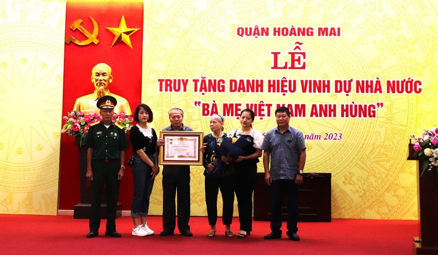  UBND quận Hoàng Mai đã trang trọng làm Lễ truy tặng danh hiệu “Bà mẹ Việt Nam Anh hùng” cho cho mẹ Bùi Thị Xuýt (phường Thanh Trì).