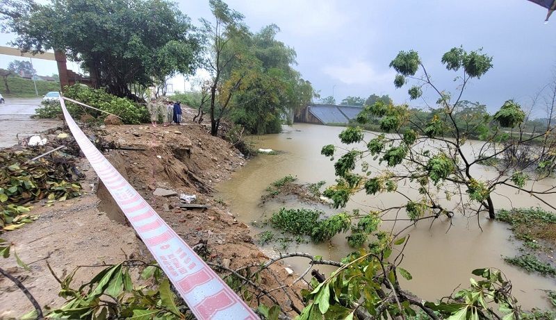 Thị xã Hồng Lĩnh thành lập đoàn kiểm tra hiện trạng sạt lở đất nghiêm trọng tại bờ sông Minh 