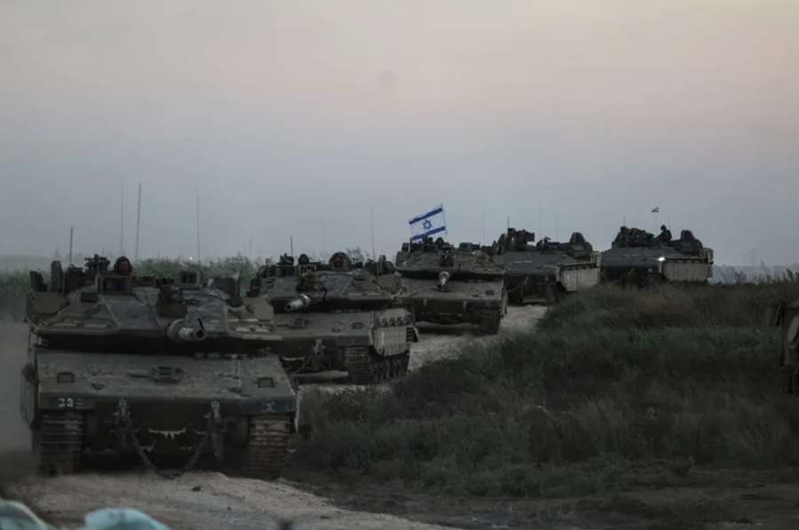 Xe tăng của Israel tại biên giới với Gaza. Ảnh: Reuters