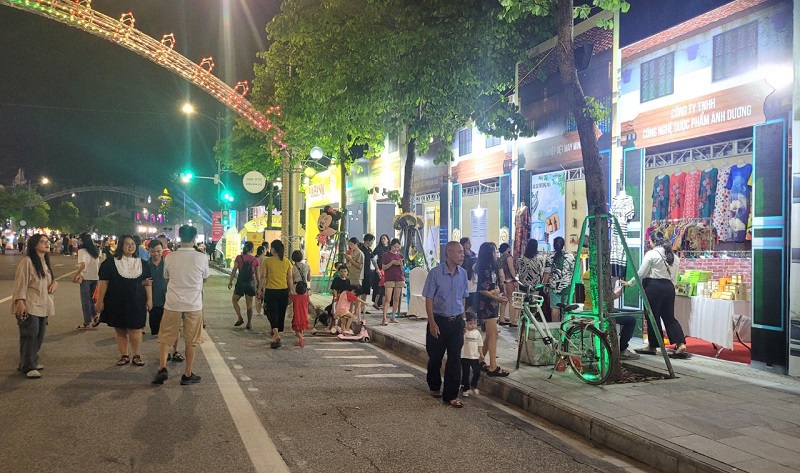 Tuyến phố đi bộ TP Vinh là không gian trưng bày các sản phẩm chủ lực của TP Hà Nội, tỉnh Nghệ An và các tỉnh Bắc Trung bộ
