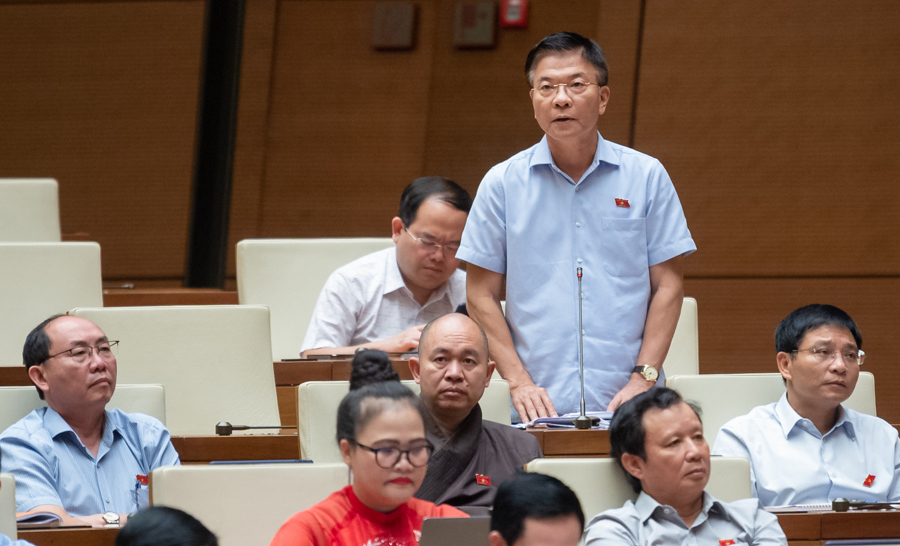 Bộ trưởng Bộ Tư pháp Lê Thành Long phát biểu làm rõ một số ý kiến đại biểu nêu. 