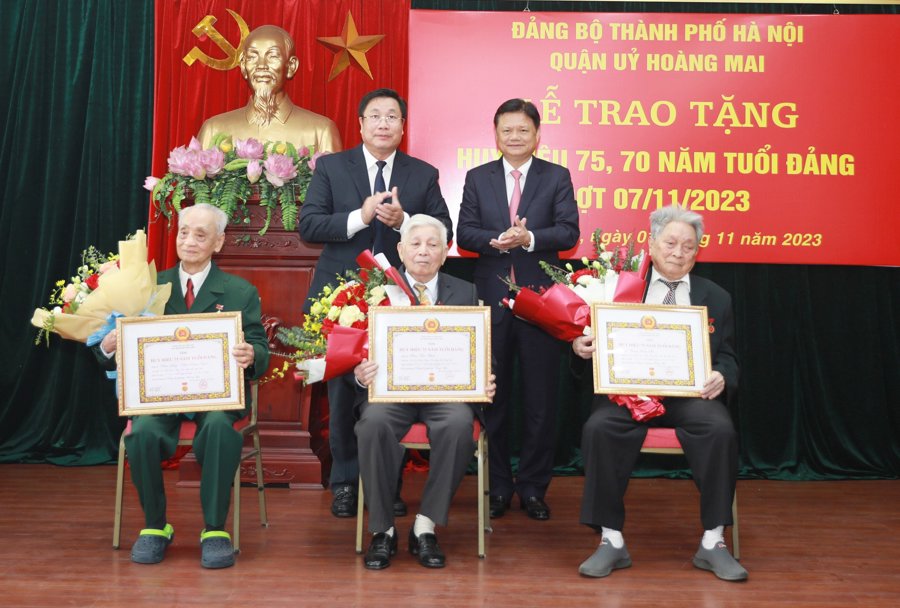 Quang cảnh Lễ trao Huy hiệu 75  tuổi Đảng tại quận Hoàng Mai. Ảnh AT.