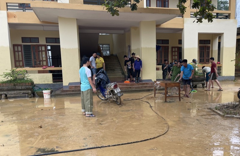 Các lực lượng tập trung khắc phục hậu quả lũ lụt tại xã Hương Đô, huyện Hương Khê
