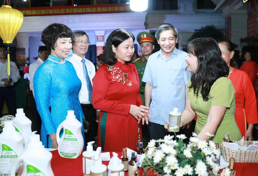 Phó Bí thư Thường trực Thành ủy Hà Nội Nguyễn Thị Tuyến tham quan các gian hàng được trưng bày tại Ngày hội Đại đoàn kết ở phường Vĩnh Phúc. 