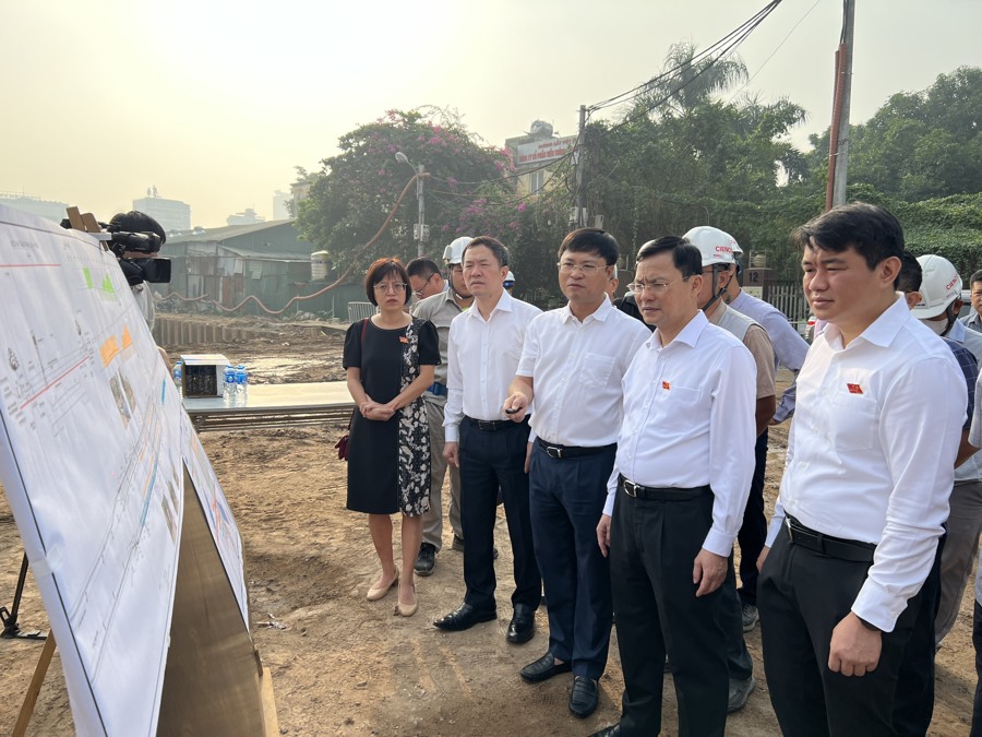 Đoàn giám sát khảo sát thực địa dự án Xây dựng hầm chui tại nút giao giữa đường vành đai 2,5 với đường Giải Phóng-Quốc lộ 1A cũ, quận Hoàng Mai