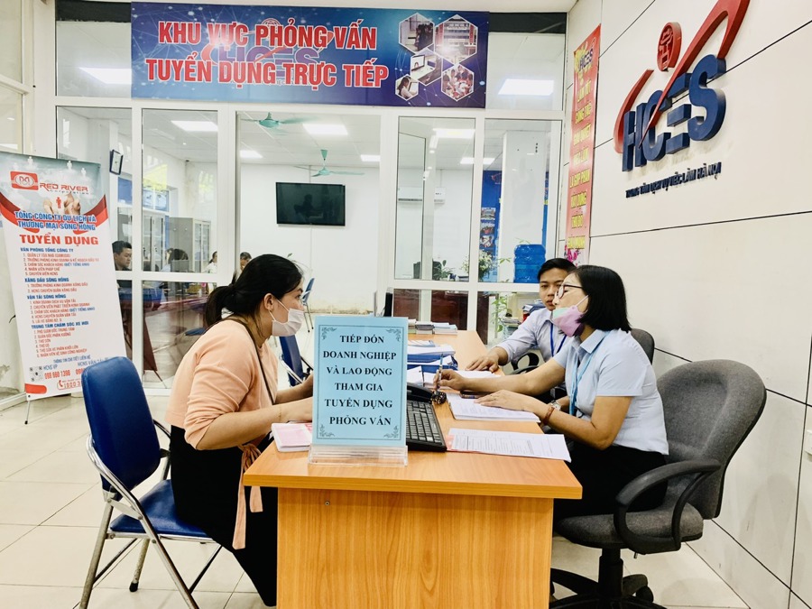 Hỗ trợ tư vấn việc làm cho người lao động tại Trung tâm dịch vụ việc làm Hà Nội (số 215 Trung Kính, quận Cầu Giấy).