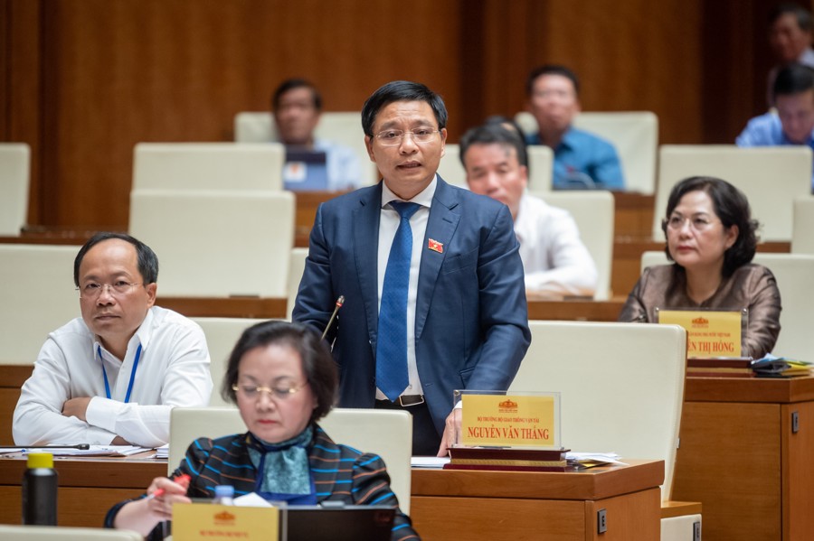 Bộ trưởng Bộ Giao thông Vận tải Nguyễn Văn Thắng trả lời chất vấn. 