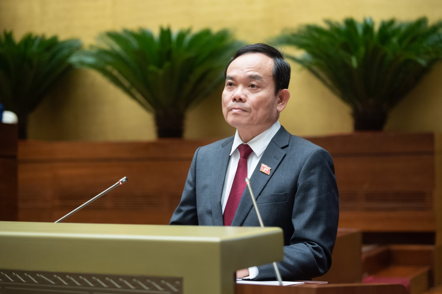 Phó Thủ tướng Chính phủ Tràn Lưu Quang trình bày báo cáo tại phiên làm việc sáng 6/11. Ảnh: Quochoi.vn