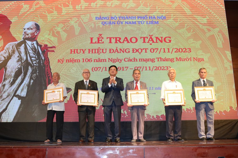 Bí thư Quận uỷ Nam Từ Liêm Trần Đức Hoạt trao Huy hiệu đảng cho các đảng viên