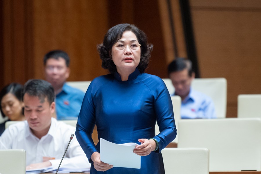 Thống đốc Ngân hàng Nhà nước Nguyễn Thị Hồng trả lời chất vấn của đại biểu (Ảnh: Quochoi.vn)