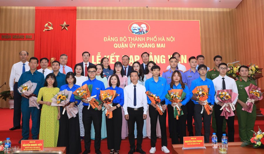 Lễ kết nạp 20 đảng viên quận Hoàng Mai. Ảnh AT
