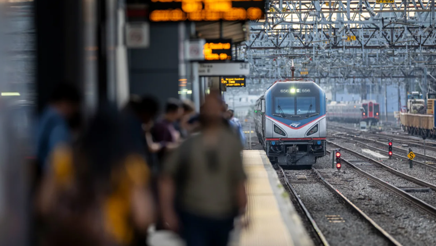 Một chuyến tàu Amtrak tiến vào ga tại Stamford, bang Connecticut, Mỹ, vào tháng 8/2023. Ảnh: Getty Images