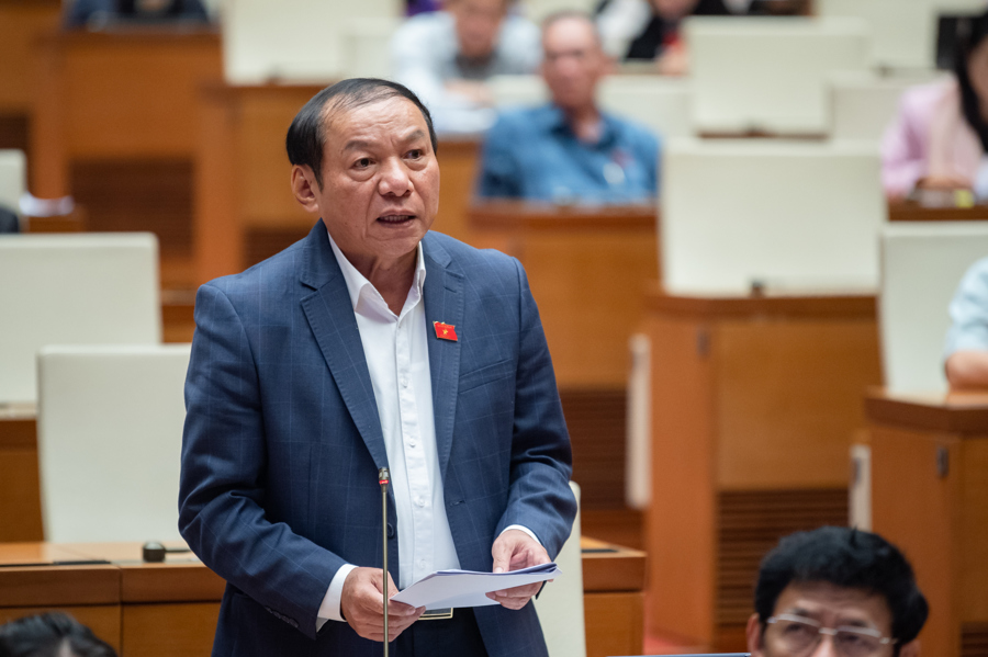 Bộ trưởng Bộ Văn hóa, Thể thao và Du lịch Nguyễn Văn Hùng trả lời chất vấn. 