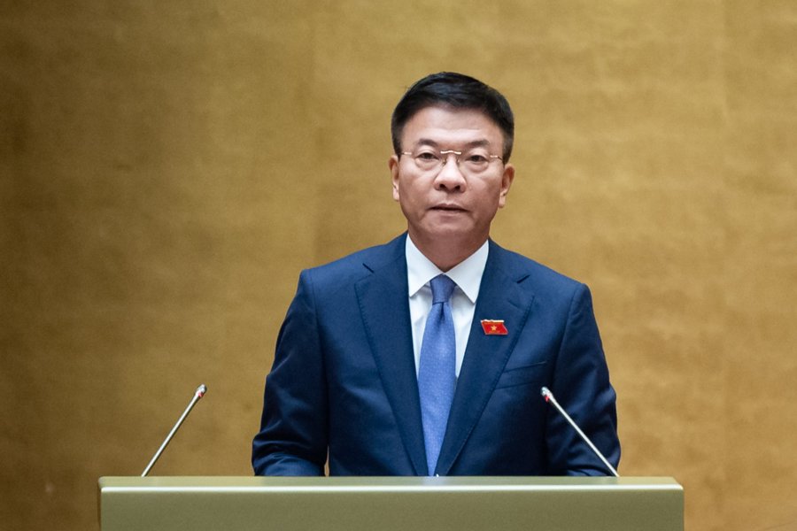 Bộ trưởng Bộ Tư pháp Lê Thành Long trình bày Tờ trình về dự án Luật sửa đổi, bổ sung một số điều của Luật Đấu giá tài sản (Ảnh: Quochoi.vn)