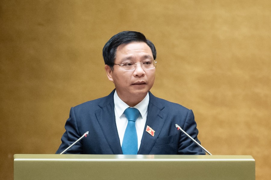 Bộ trưởng Bộ Giao thông vận tải Nguyễn Văn Thắng trình bày Tờ trình về dự án Luật Đường bộ (sửa đổi) - Ảnh: Quochoi.vn