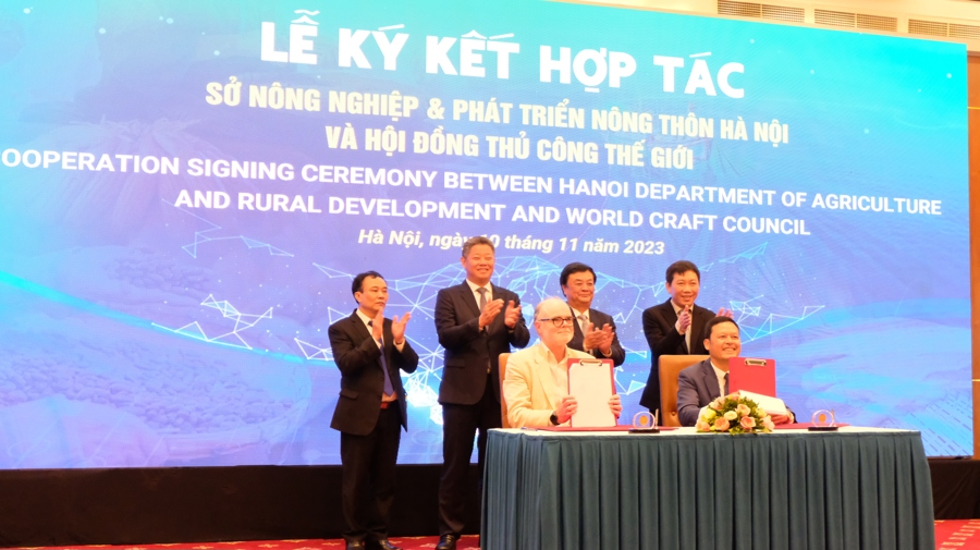 Đại diện Sở NN&PTNT Hà Nội và Hiệp hội Thủ công Thế giới ký kết biên bản ghi nhớ hợp tác.