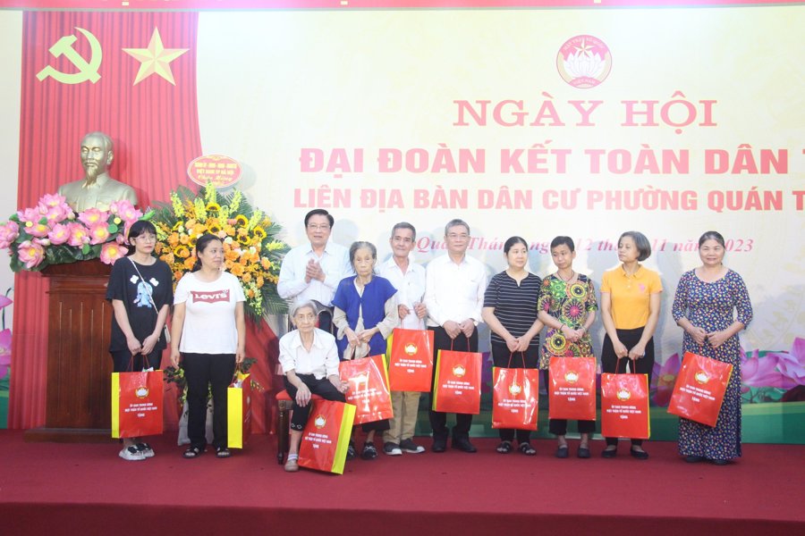 Trưởng ban Nội chính Trung ương Phan Đình Trạc trao quà cho các gia đình có hoàn cảnh khó khăn trên địa bàn phường Quán Thánh.