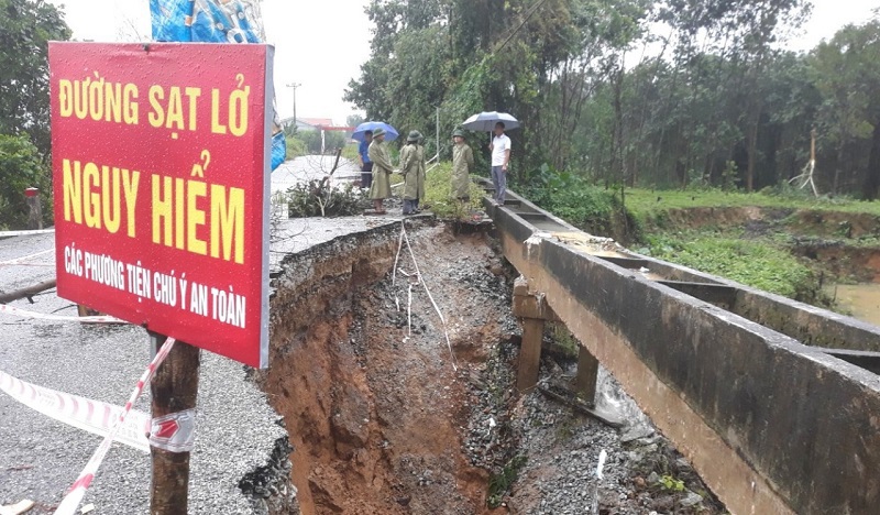 Mưa lũ gây sạt lở nghiêm trọng tại các công trình hạ tầng ở huyện miền núi Vũ Quang