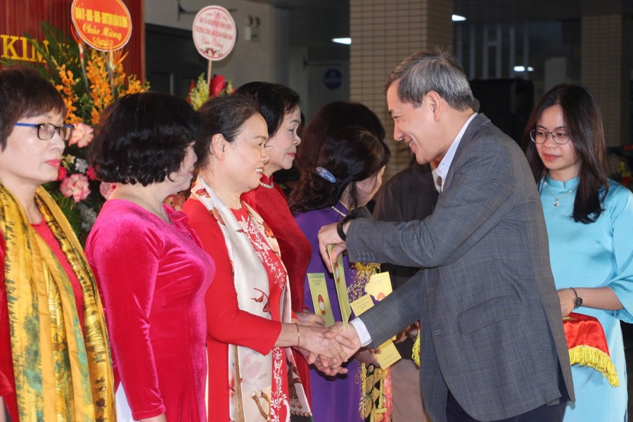Bí thư Quận uỷ Ba Đình Hoàng Minh Dũng Tiến trao quà cho các gia đình tiêu biểu trên địa bàn phường Giảng Võ.