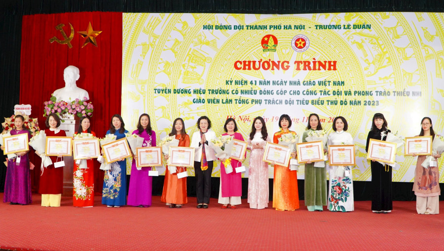 Phó Trưởng ban Tuyên giáo Thành ủy Hà Nội Đinh Thị Lan Duyên và Bí thư Thành đoàn Hà Nội Chu Hồng Minh trao Bằng khen cho các hiệu trưởng tiêu biểu Thủ đô.