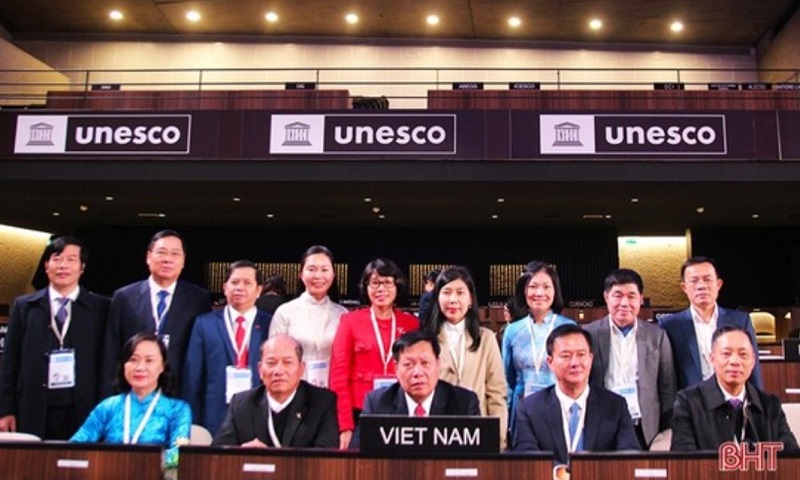 Đoàn Việt Nam tại Phiên họp toàn thể lần thứ 42 của Đại hội đồng UNESCO (ảnh Báo Hà Tĩnh)
