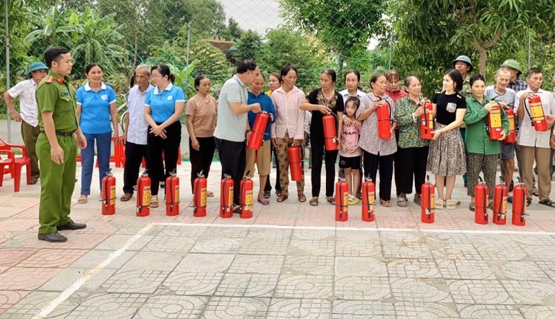 Các hộ dân ở phường Đức Thuận, thị xã Hồng Lĩnh được trang bị, cung cấp bình chữa cháy