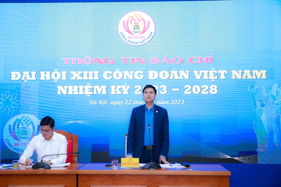 Phó Chủ tịch Tổng LĐLĐ Việt Nam Ngọ Duy Hiểu thông tin tại buổi họp báo