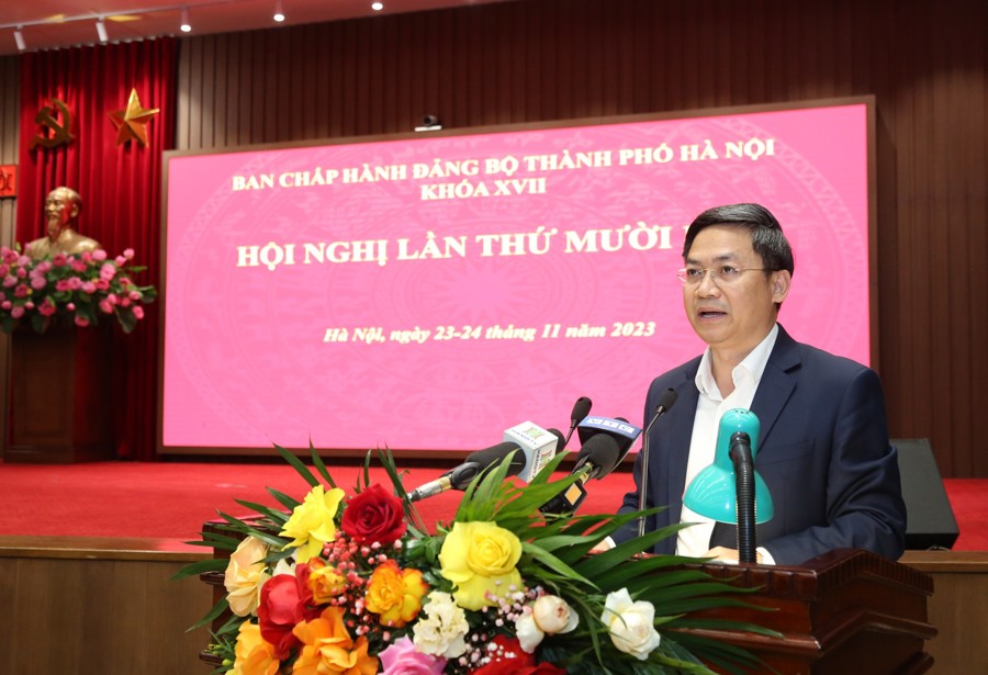 Phó Chủ tịch UBND TP Hà Nội trình bày báo cáo tại hội nghị. 