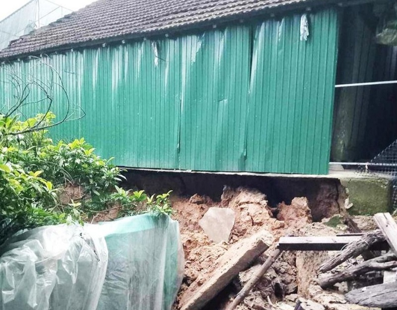Hố tử thần xuất hiện bất thường trong đêm ở xã Hòa Hải, huyện Hương Khê, tiềm ẩn nguy cơ đổ sập nhà bất cứ lúc nào