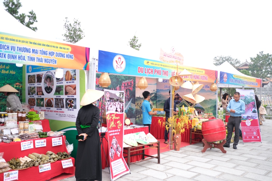 Nhiều sản phẩm OCOP, đặc trưng vùng miền đang tập trung tại Văn miếu Vĩnh Phúc tham dự Triển lãm xúc tiến quảng bá du lịch 2023. Ảnh Sỹ Hào. 