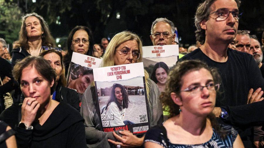 Đám đông ở Israel đã biểu tình vào ngày 7/11 để yêu cầu Chính phủ làm mọi thứ nhằm đảm bảo việc thả con tin. Ảnh: AFP