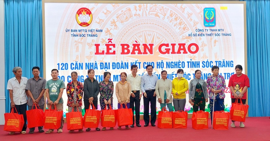 Chủ tịch UBND tỉnh Sóc Trăng ông Trần Văn Lâu và đại diện lãnh đạo Công ty XSKT Sóc Trăng tặng quà cho người nghèo tại buổi lễ. Ảnh Xuân Lương