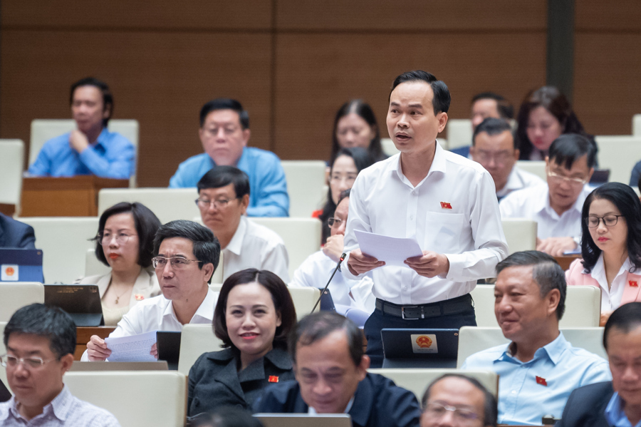 Đại biểu Nguyễn Duy Minh (Đoàn TP Đà Nẵng) góp ý về Dự thảo Luật Thủ đô (sửa đổi) - Ảnh: Quochoi.vn