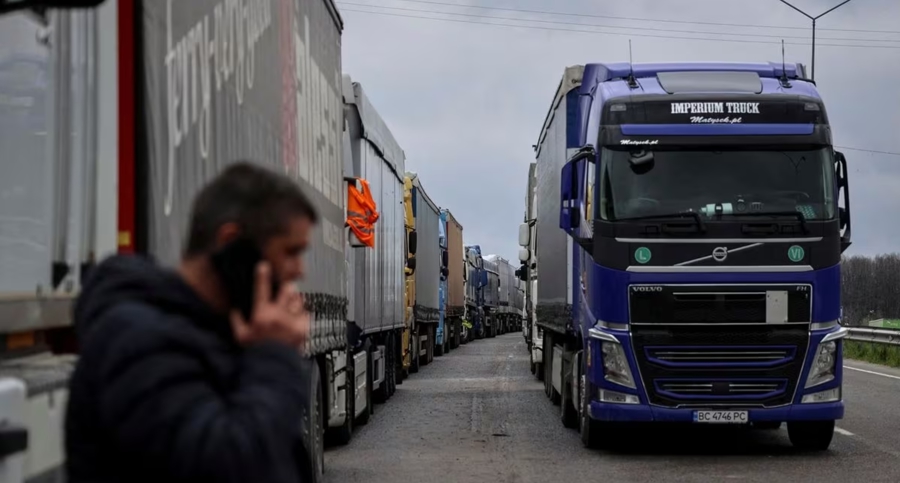 Hàng dài xe tải chờ vượt biên giới Ukraine - Ba Lan. Ảnh: Reuters
