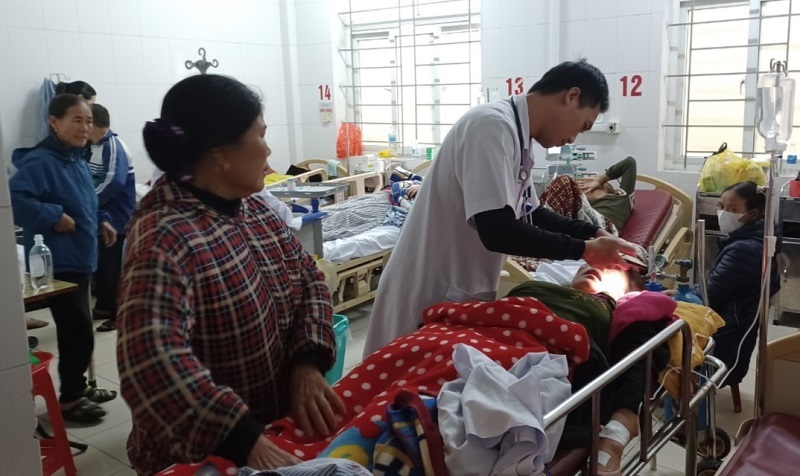 Các y, bác sĩ Bệnh viện Đa khoa tỉnh Hà Tĩnh đang tích cực hỗ trợ, cấp cứu các nạn nhân bị ngạt khí do đốt than sưởi ấm