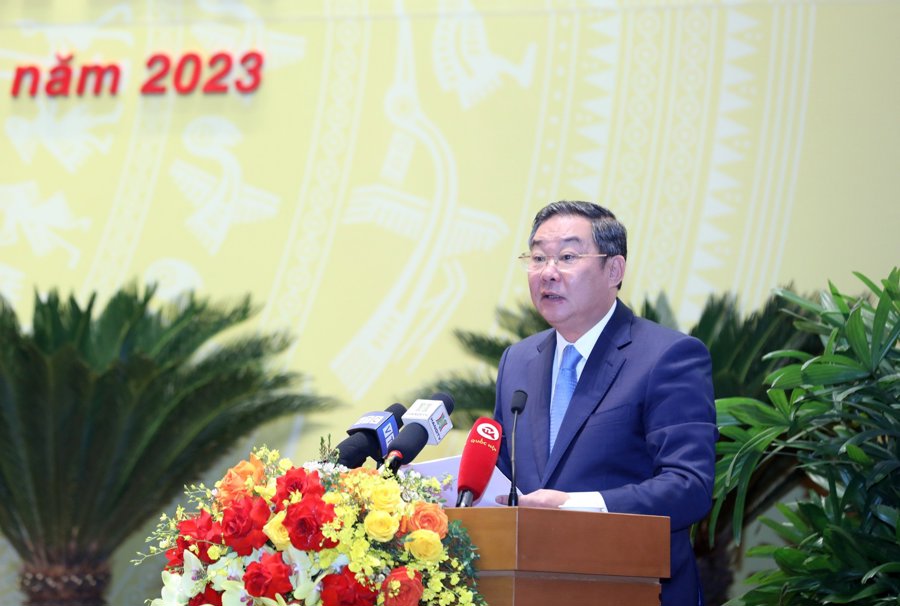 Phó Chủ tịch Thường trực UBND TP Hà Nội Lê Hồng Sơn trình bày báo cáo tại Kỳ họp. 