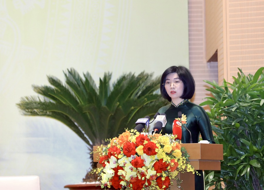 Phó Chủ tịch Thường trực HĐND TP Phùng Thị Hồng Hà báo cáo về hoạt động của HĐND TP Hà Nội trong năm 2023