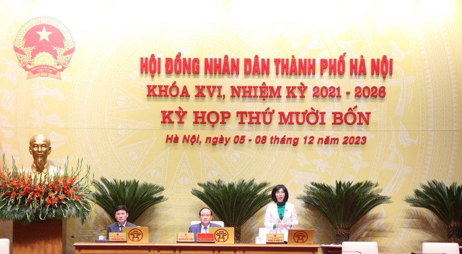Phó Chủ tịch Thường trực HĐND Thành phố Hà Nội Phùng Thị Hồng Hà điều hành nội dung họp tại Kỳ họp thứ 14. 