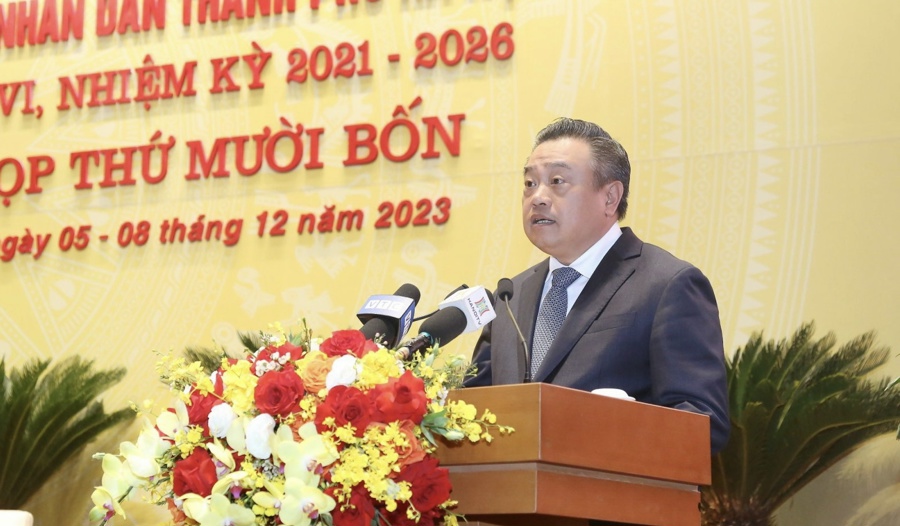 Chủ tịch UBND TP Hà Nội Trần Sỹ Thanh phát biểu làm rõ một số vấn đề đại biểu HĐND và cử tri quan tâm. 
