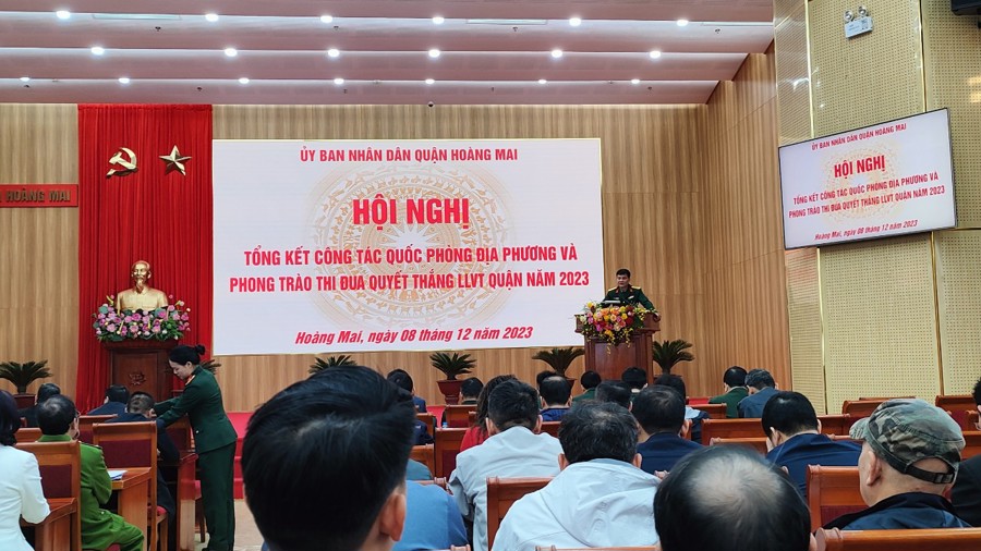 Thượng tá Trần Văn Huấn, Chỉ huy trưởng Ban CHQS quận Hoàng Mai báo cáo kết quả thực hiện năm 2023.