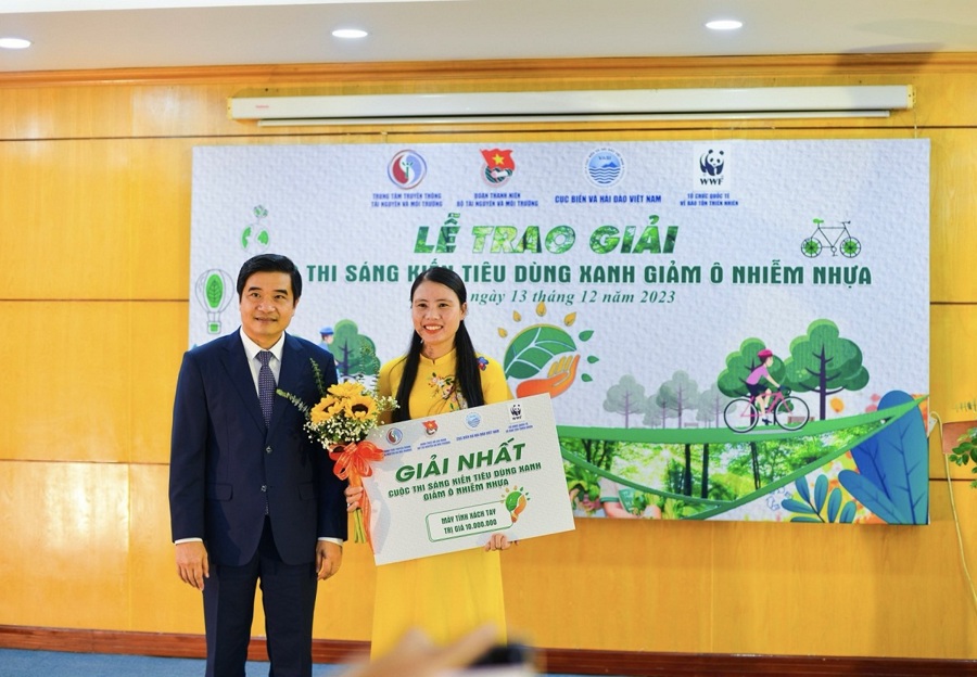 Ông Nguyễn Đức Toàn – Cục trưởng Cục Biển và Hải đảo Việt Nam trao Giải nhất cho tác giả đạt giải