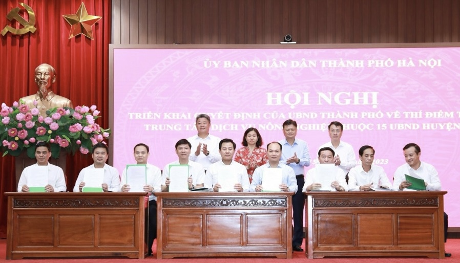 Phó Bí thư Thường trực Thành ủy Hà Nội Nguyễn Thị Tuyến chứng kiến lễ ký kết bàn giao giữa các đơn vị.