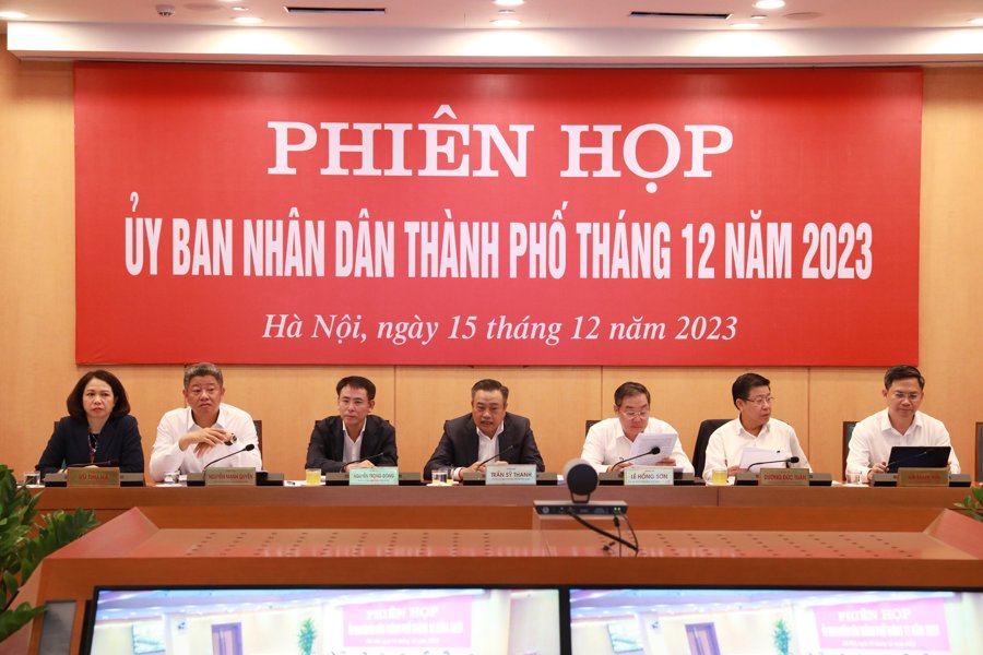 Chủ tịch UBND TP Hà Nội Trần Sỹ Thanh chủ trì phiên họp. 