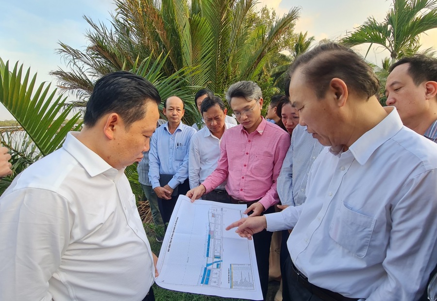 Thứ Trưởng Bộ NN&PTNT Phùng Đức Tiến làm làm việc với UBND tỉnh Kiên Giang về công tác chuẩn bị đầu tư, tháo gỡ những khó khăn, vướng mắc của dự án đầu tư xây dựng Trung tâm nghề cá  tỉnh và chống khai thác IUU theo khuyến cáo của Ủy ban Châu Âu.