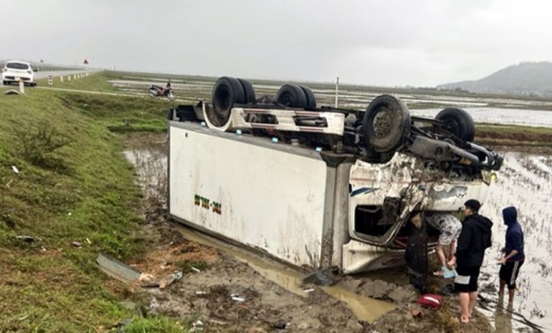 Hiện trường vụ tai nạn giao thông trên tuyến đường ven biển đoạn qua xã Kỳ Phú, huyện Kỳ Anh khiến nhiều người thương vong
