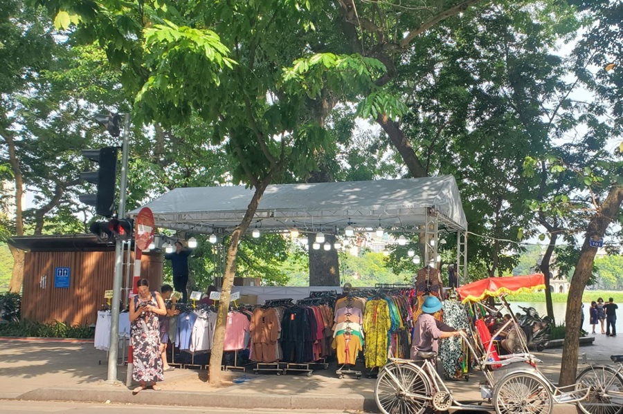 Quầy bán quần áo “đại hạ giá” giống như những “phiên chợ” ở những vùng quê tại không gian phố đi bộ hồ Hoàn Kiếm. 