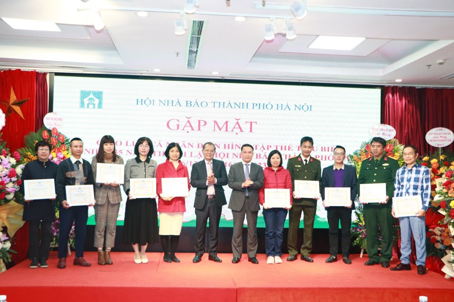 Hội Nhà báo TP Hà Nội trao Giấy khen cho các tập thể có thành tích xuất sắc trong hoạt động của Hội. 