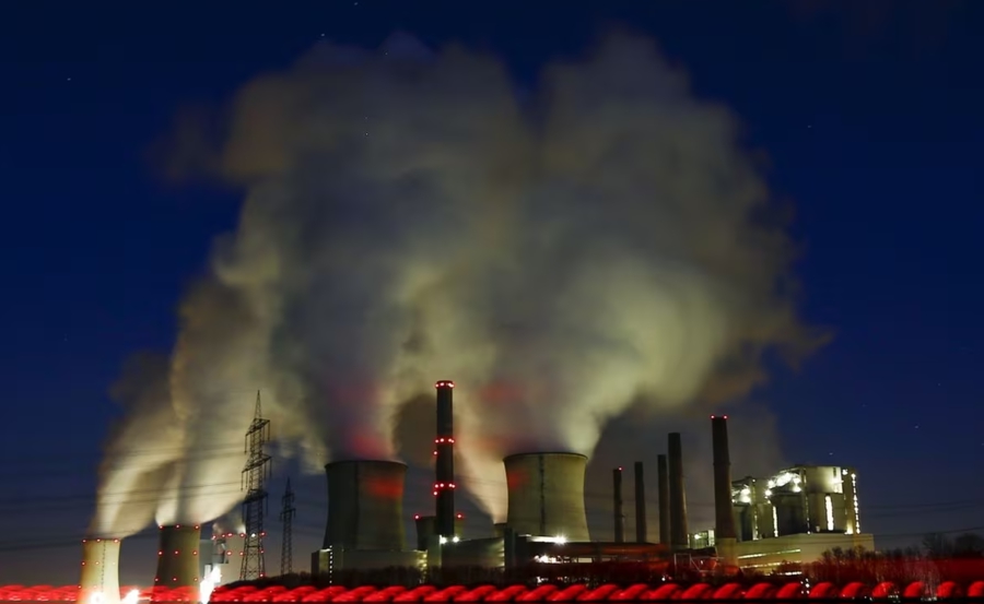 Hơi nước bốc lên từ ống khói của một nhà máy điện than ở Neurath, Đức. Ảnh: Reuters