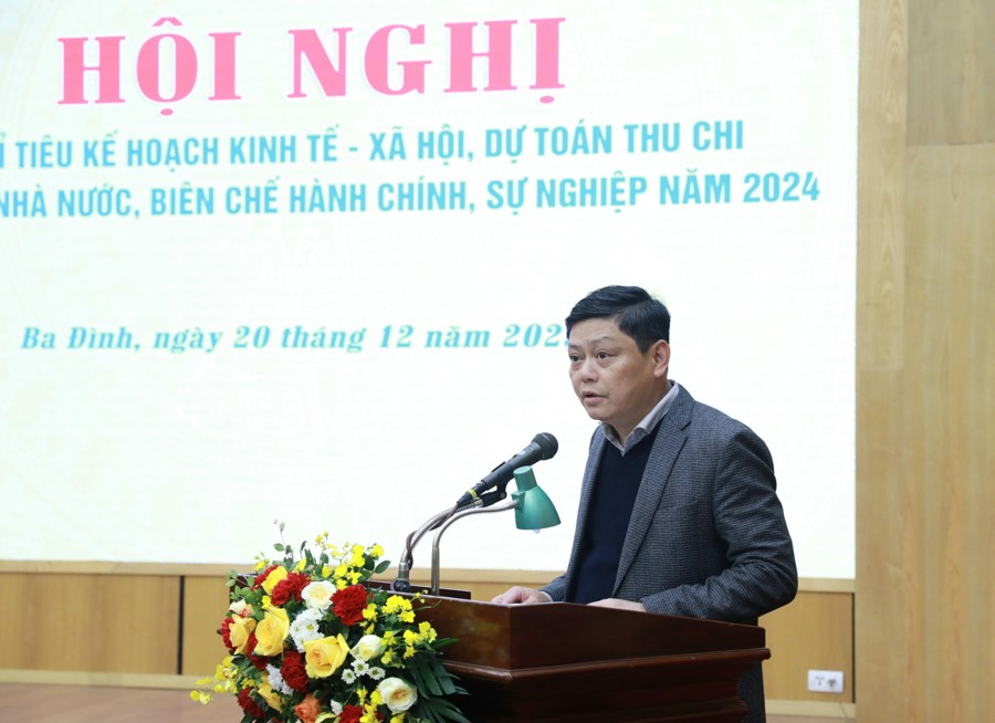 Chủ tịch UBND quận Ba Đình Tạ Nam Chiến phát biểu tại hội nghị. 